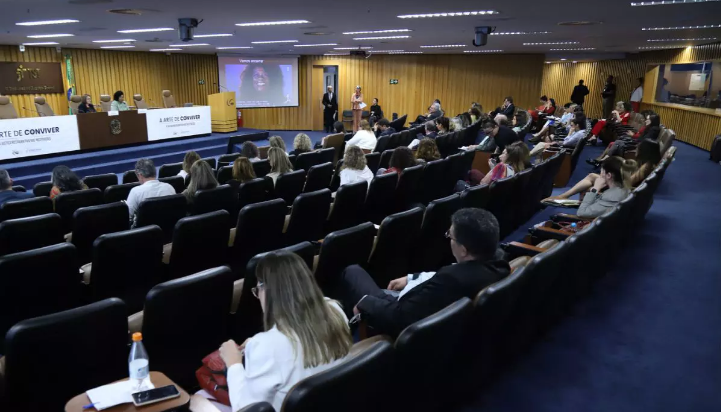 Movimentação de servidores e policiais para evento gera especulações em Campo Grande.
