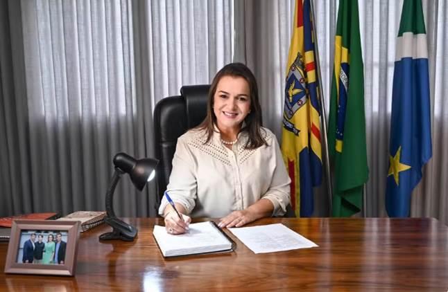 Prefeita Adriane Lopes da Capital  cumpre promessa e deposita 13° dos servidores Públicos.