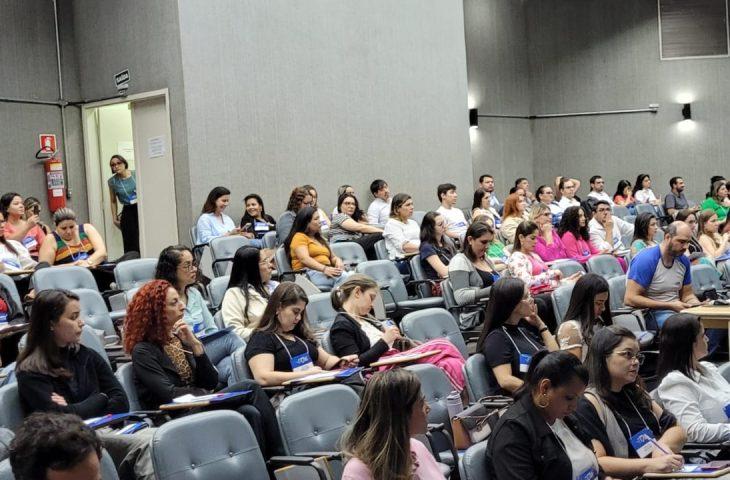 Resistência a medicamentos é debatida e reforça alerta sobre os perigos da automedicação.