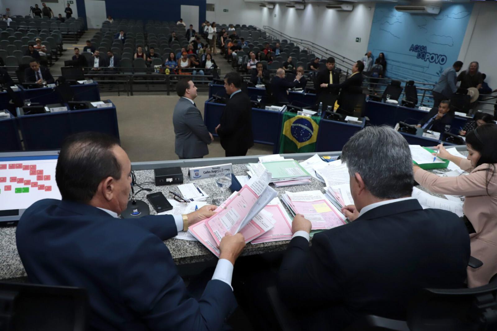 Vereadores analisam três projetos e um veto na sessão desta quinta-feira.