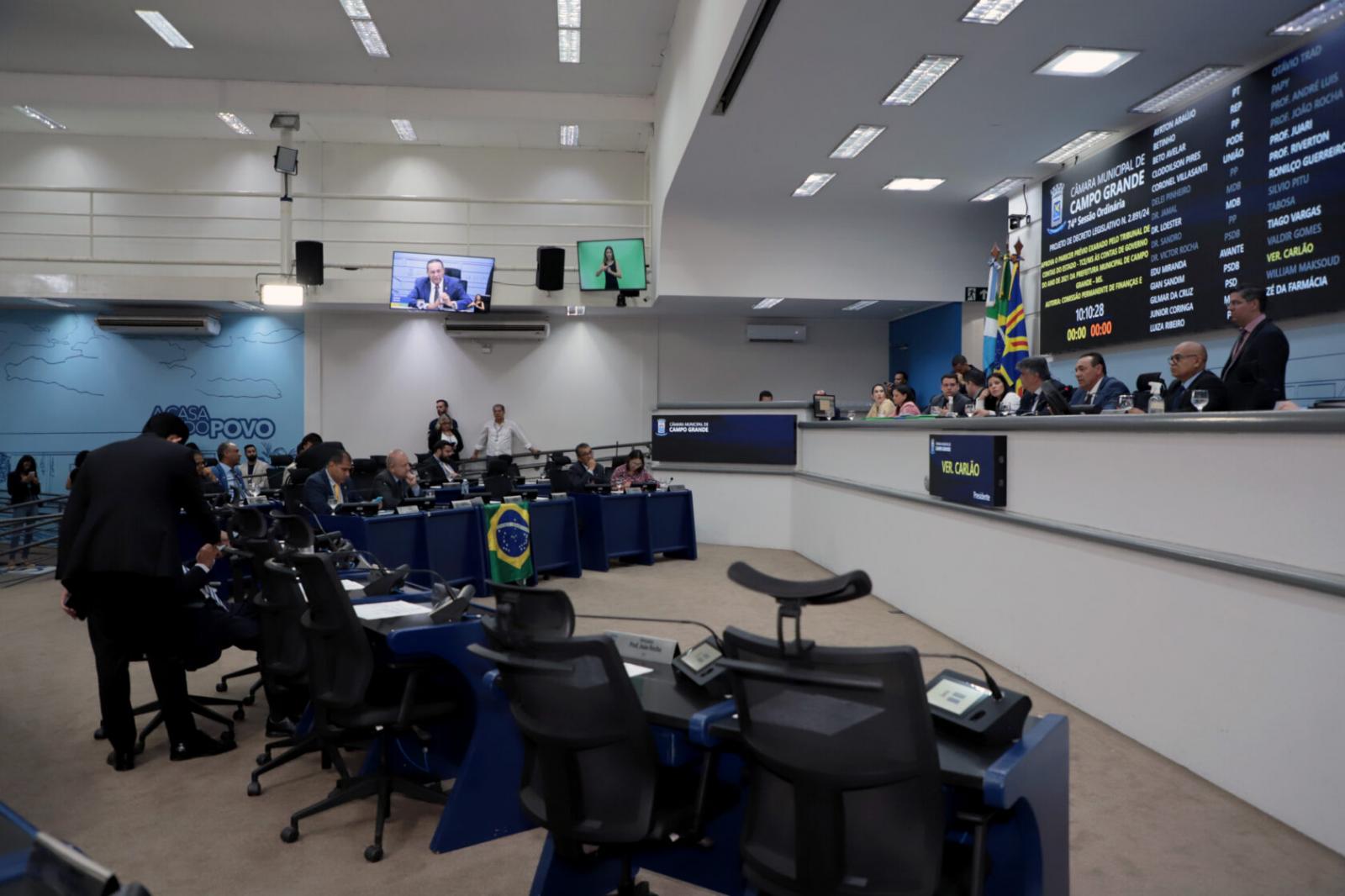 Vereadores analisam três projetos na sessão desta terça-feira.