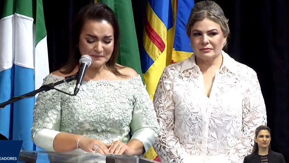 Adriane Lopes chora ao contar luta feminina na política e cita dama de ferro na posse como prefeita de Campo Grande.