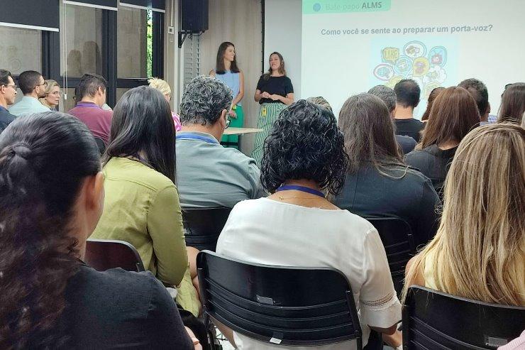Assessores parlamentares participam de bate-papo sobre media training.