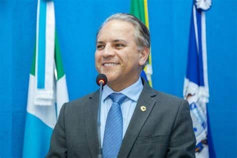 Deputado Coronel David homenageia policiais que prestaram atendimento à jornalista vítima de feminicídio.