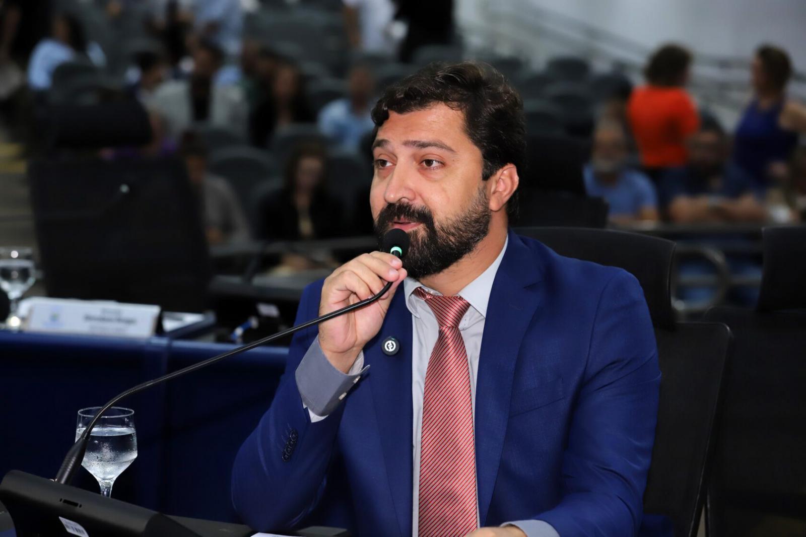 Flávio Cabo Almi leva demandas urgentes à Câmara Municipal e homenageia profissional da segurança.