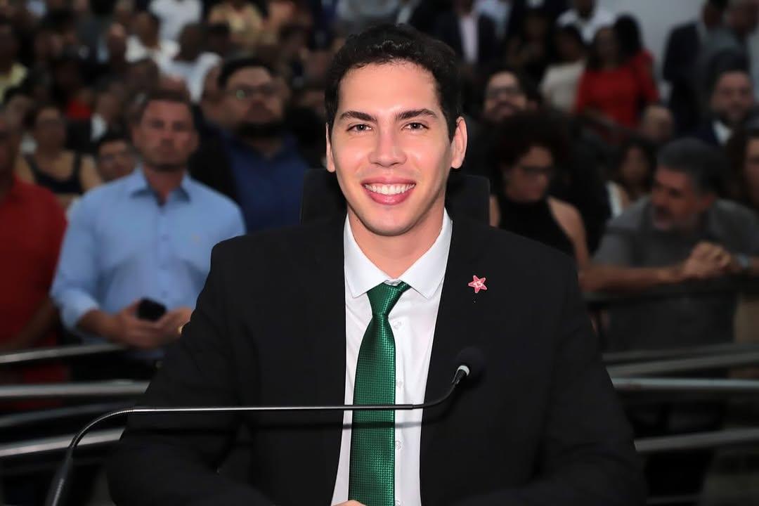 Jean parabeniza agentes culturais e cobra criação do Sambódromo.