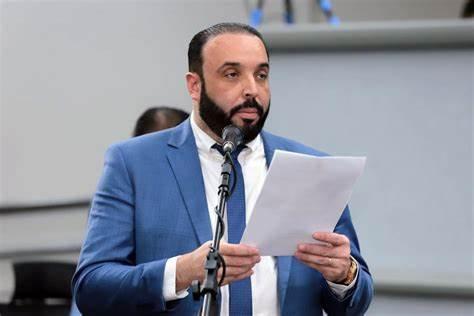 Juari reclama de foto em jornal porque não assinou CPI do Consórcio Guaicurus.