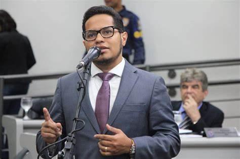 O presidente da câmara municipal  Papy,  bloqueia perfis sobre transporte coletivo da Capital, para não receber criticas do povo.