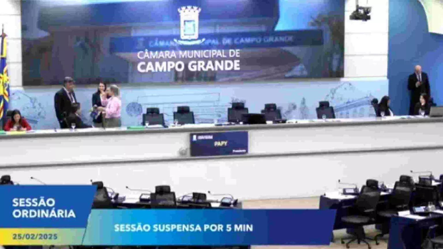 O presidente  Papy convoca vereadores para reunião a portas fechadas e pausa sessão na Câmara