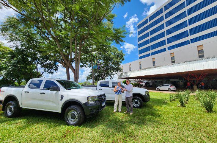 Para reforçar atendimento à população, SES entrega duas caminhonetes para o HRMS.