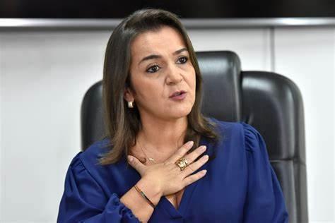 Prefeita de Campo Grande Adriane Lopes relembra trajetória de jornalista na Prefeitura e lamenta: ‘dia triste para todas as mulheres’.