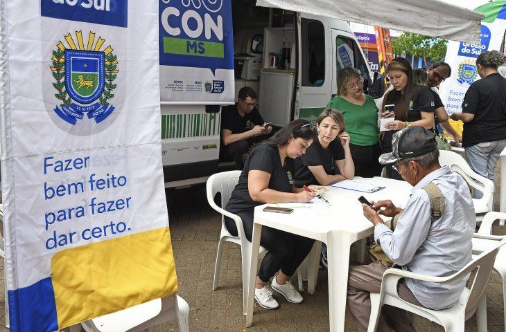 Procon de MS promove orientação a consumidores em shopping de Campo Grande.
