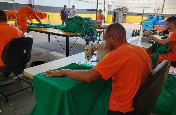 Esperança em cada ponto: penitenciária produz enxovais cirúrgicos para o Hospital São Julião.