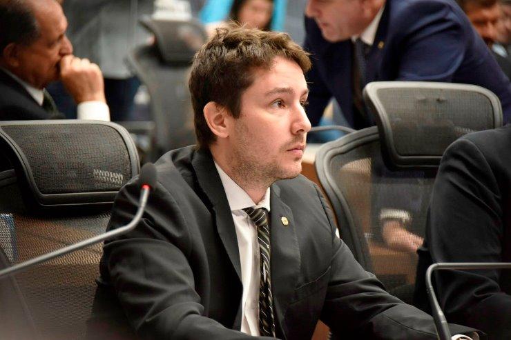 Matéria veda contratação pelo Poder Público de shows com apologia a atividades ilícitas.