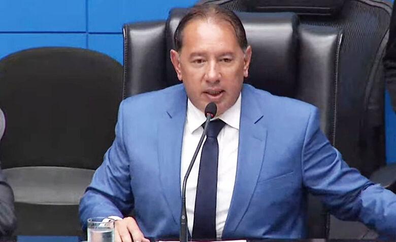 O presidente da Assembleia legislativa do Mato Grosso do Sul Gerson Claro, aguarda aval de Tereza Cristina para candidatura ao Senado em 2026.