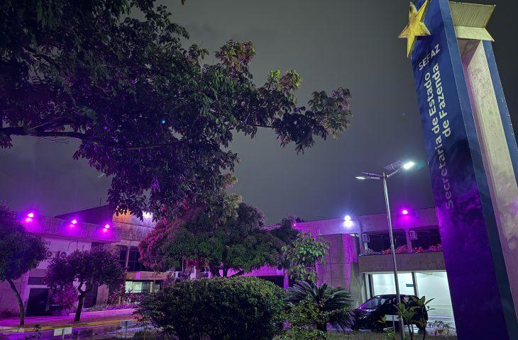 Sede administrativa da Sefaz é iluminada de rosa em homenagem à Semana da Mulher.