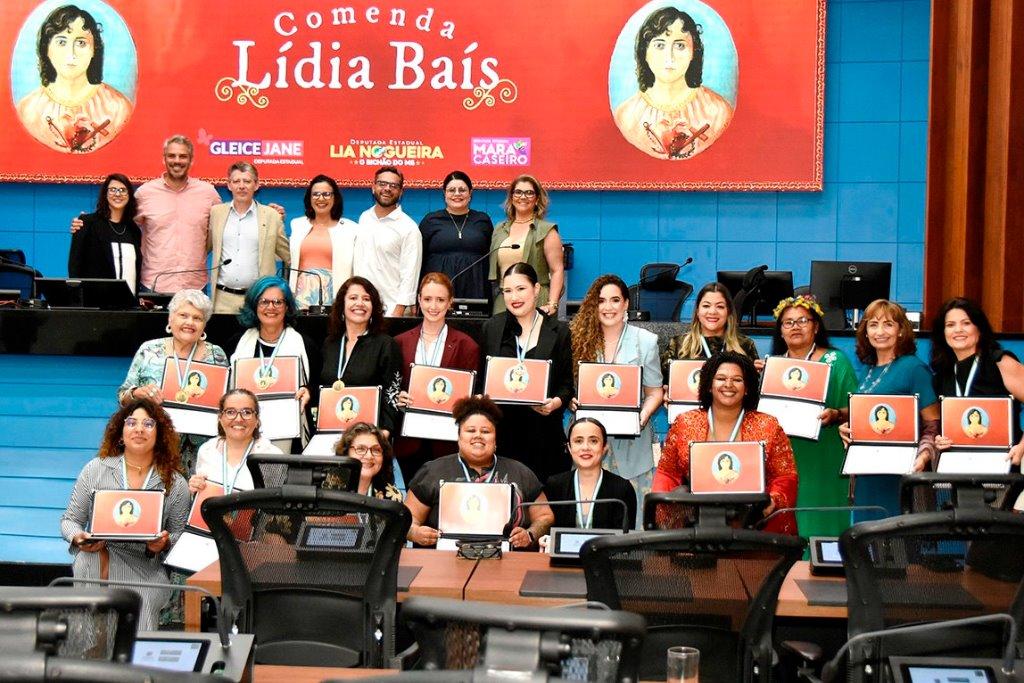 Comenda Lídia Baís: Mulheres do Parlamento homenageiam mulheres artistas de MS.
