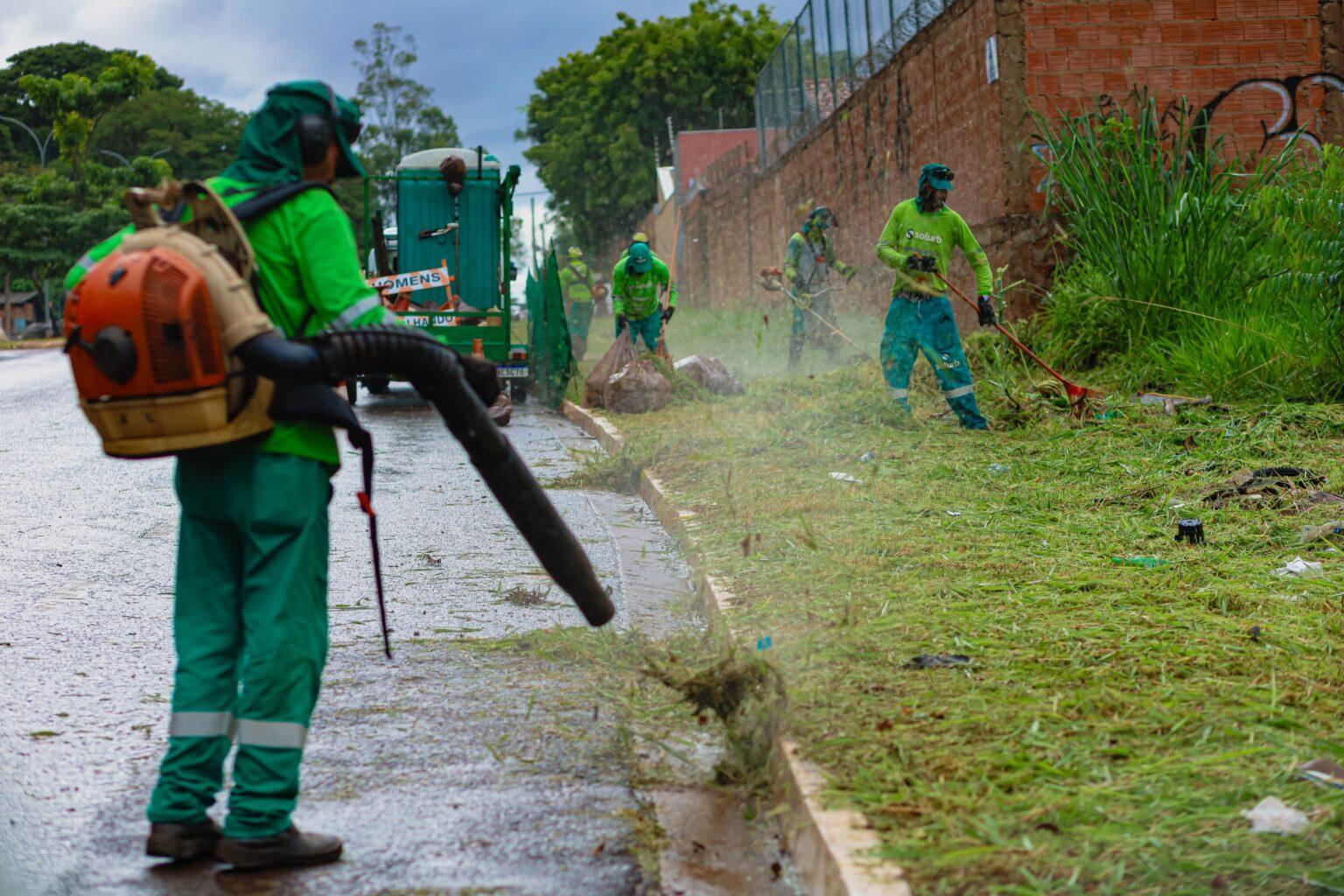 Frentes de trabalho agilizam serviços de limpeza e manutenção de áreas públicas.