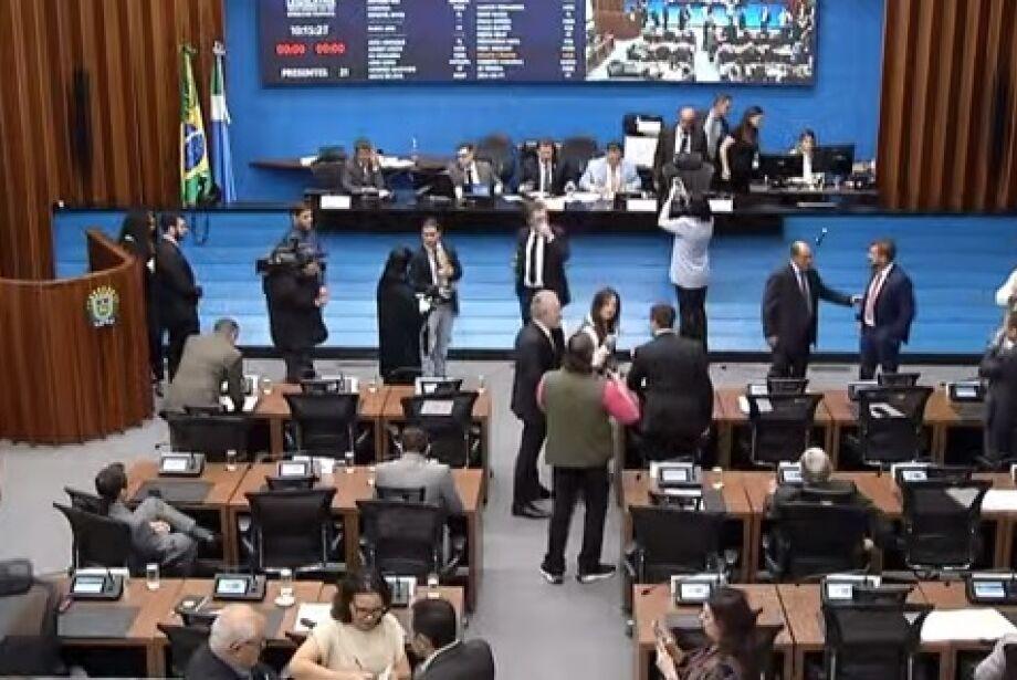 Manifestação do MST gera discussão entre deputados e sessão na Assembleia é suspensa.