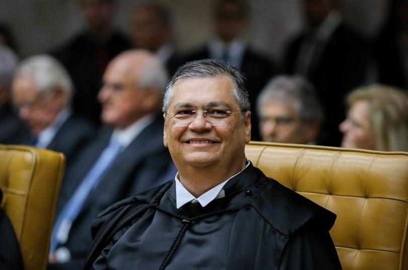 Ministro do STF Dino intima líder do PL para esclarecer ameaça sobre emendas de comissão.