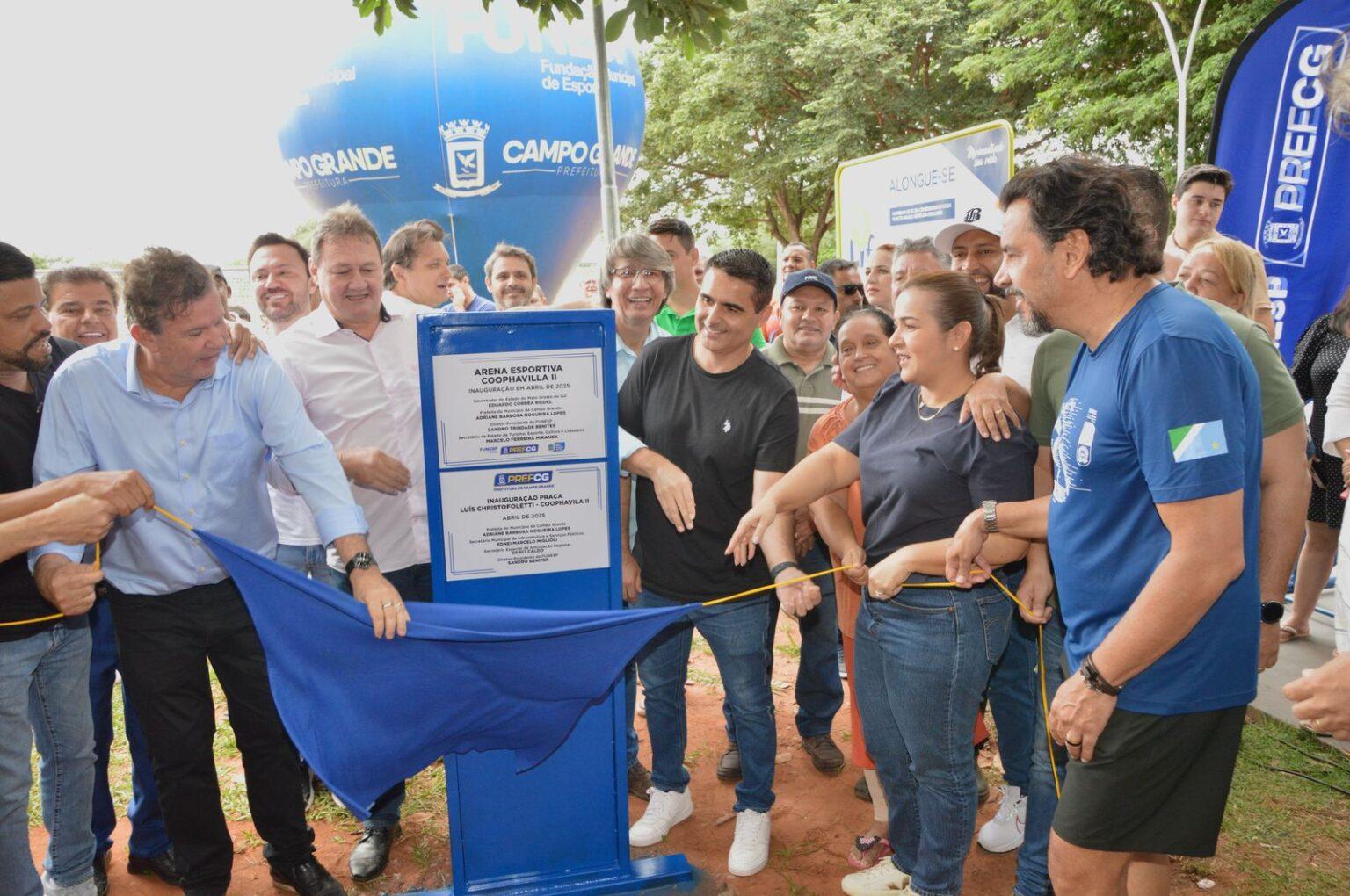 Prefeitura realiza sonho antigo dos moradores e entrega arena esportiva e praça no Coophavila II