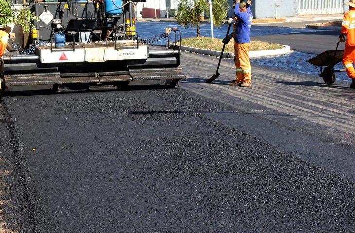 Recapeamento e nova pavimentação reforçam infraestrutura urbana em Paranaíba e Culturama.