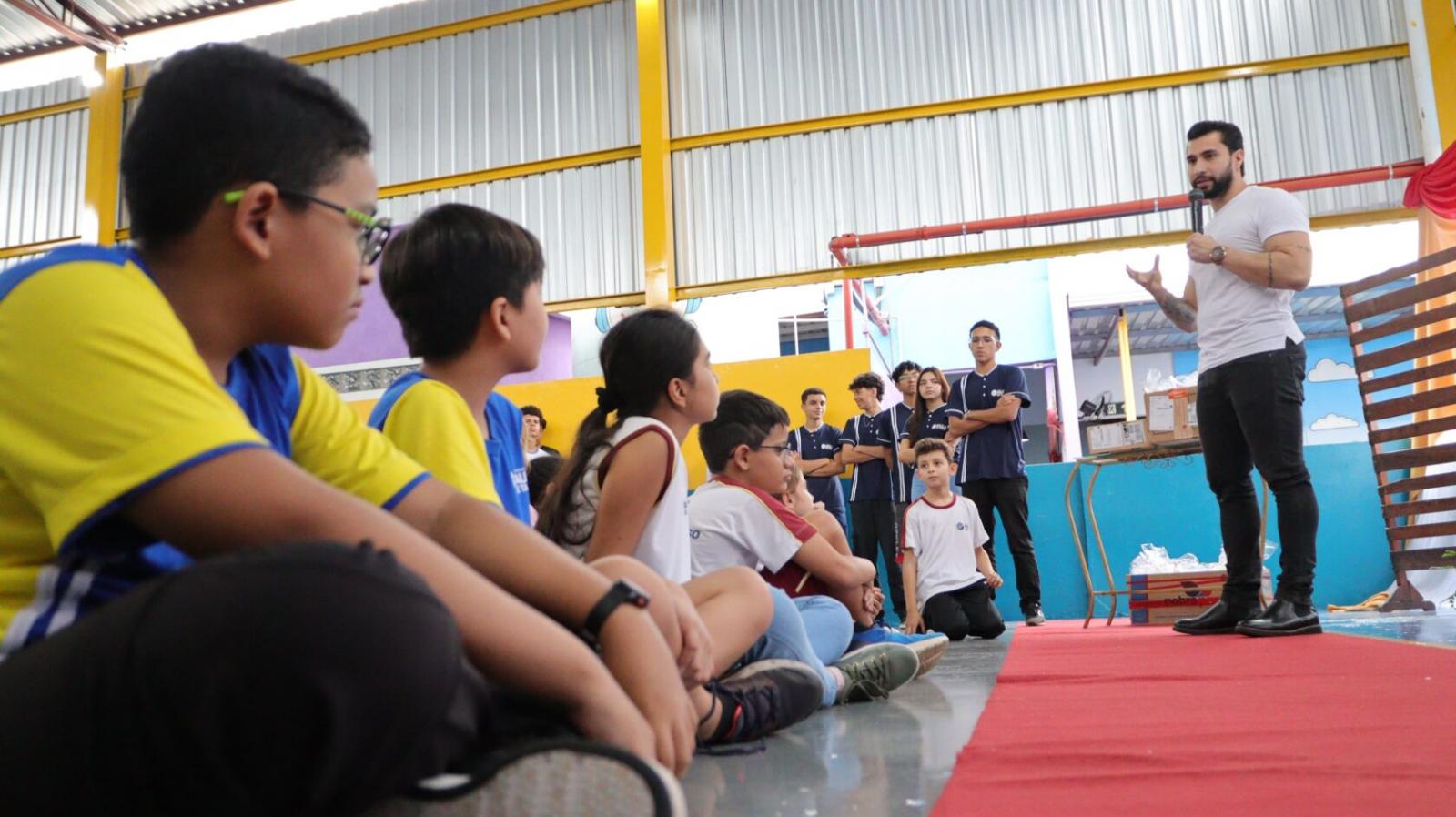 Solidariedade em forma de chocolate: crianças ajudam ação de Páscoa do Esquadrão da Juventude.