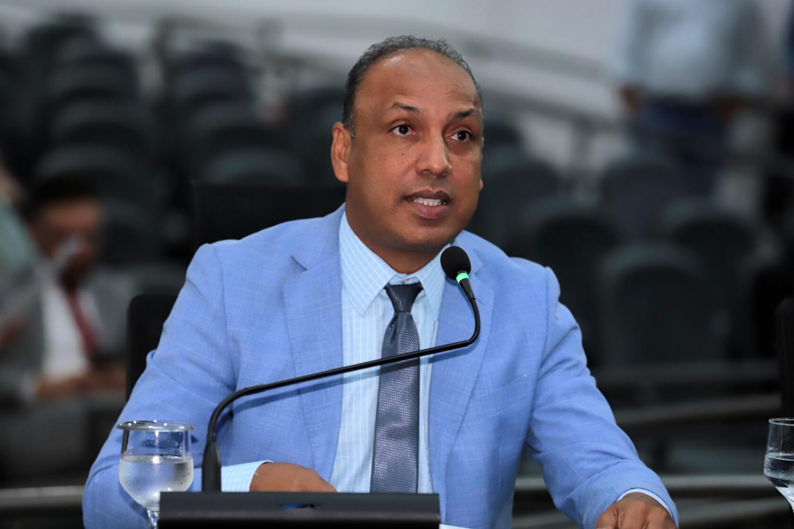 Vereador Junior Coringa assina a favor de projeto que autoriza internação compulsória para dependentes de álcool e drogas.