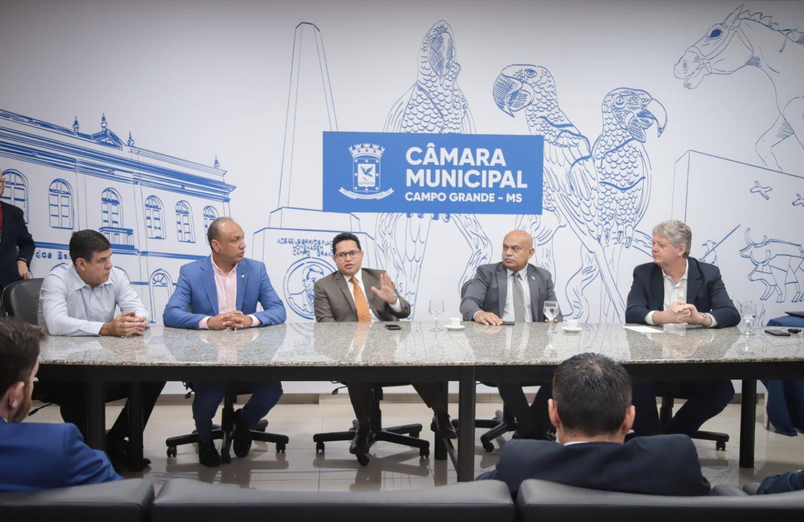 Vereador Junior Coringa participa de reunião estratégica com secretário estadual para debater industrialização e geração de empregos.