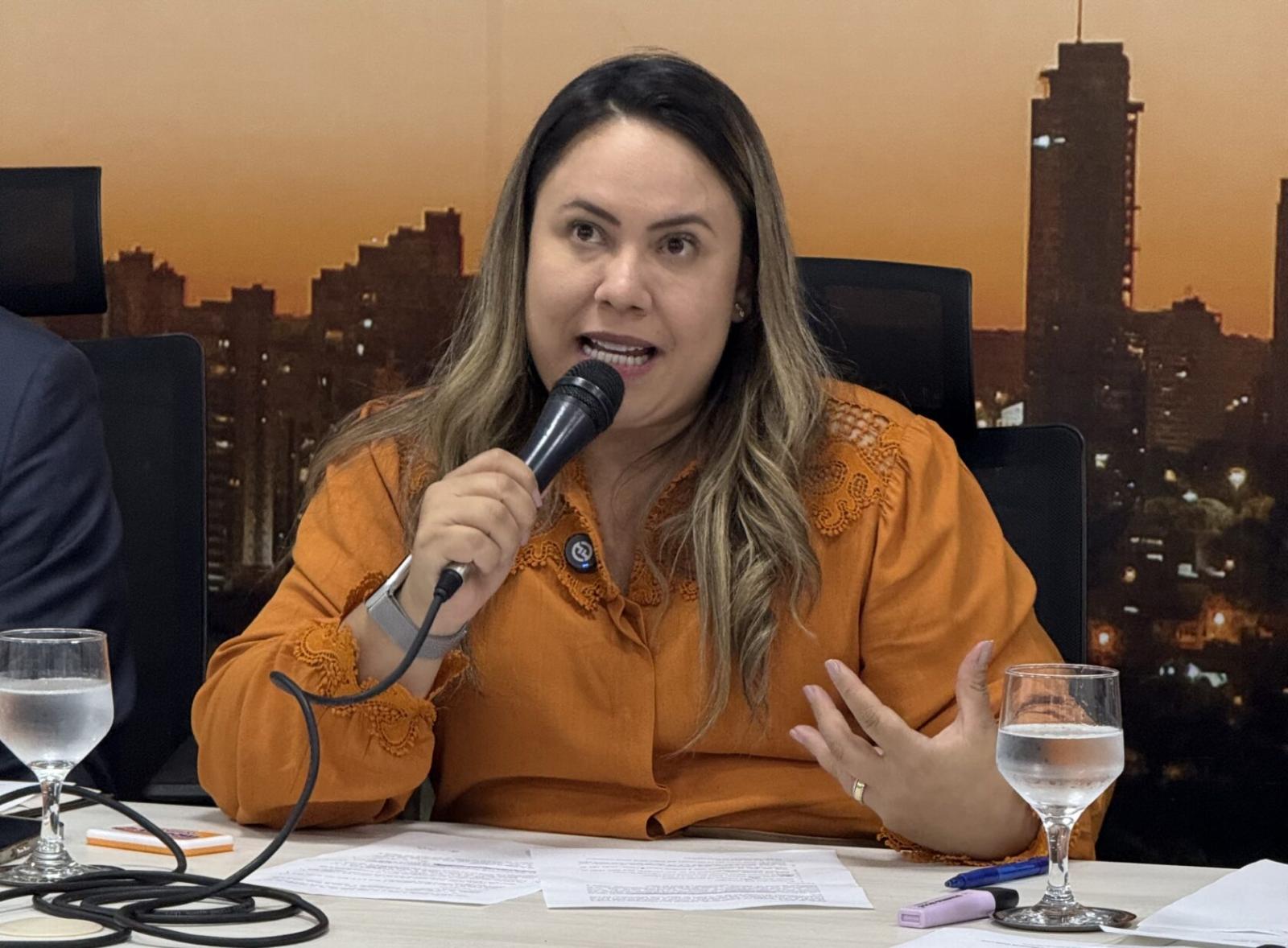 Ana Portela questiona motivo da Agetran não multar superlotação de ônibus do Consórcio Guaicurus.
