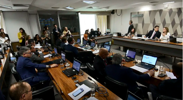 CCJ do Senado aprova fim da reeleição para prefeito, governador e presidente.