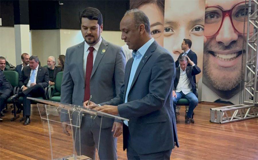 Junior Coringa toma posse como vice-presidente da União das Câmaras de Mato Grosso do Sul em cerimônia prestigiada por autoridades estaduais.
