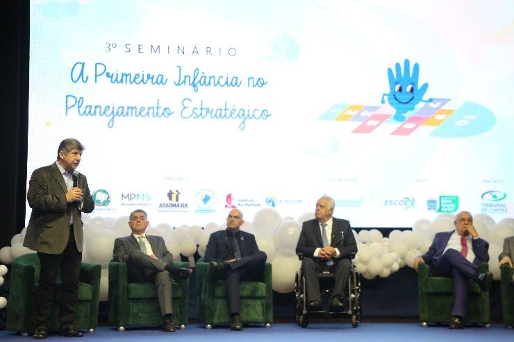 Lidio Lopes defende proteção à primeira infância em seminário do TCE-MS.
