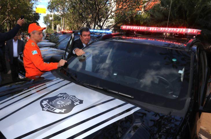O Governador Eduardo Riedel de MS entrega viaturas e equipamentos para a Polícia Penal e para combater aos incêndios no Pantanal.