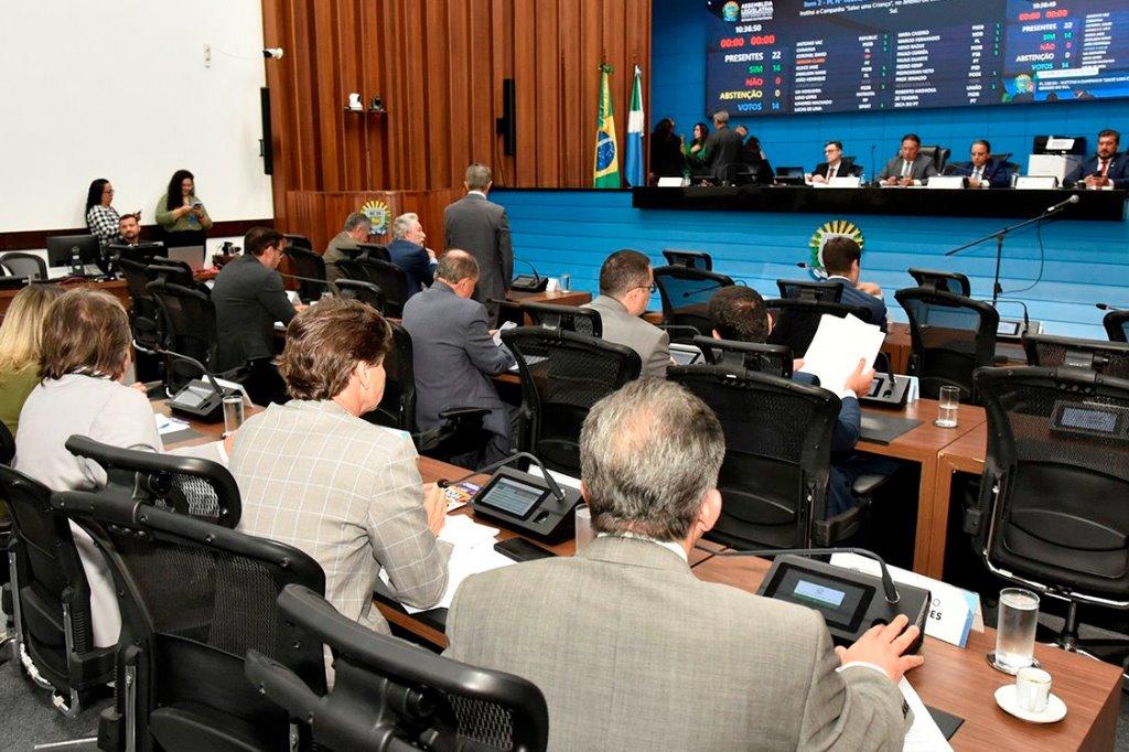 Parlamentares votam quatro propostas nesta quarta-feira.