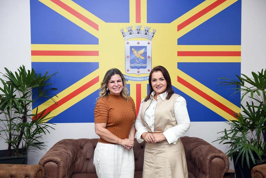 Por 5 votos a 2, TRE mantém mandato da prefeita Adriane Lopes e da sua  vice Camilla.