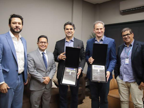 Profissionais de seguradora recebem Título de Visitante Ilustre do presidente Papy.