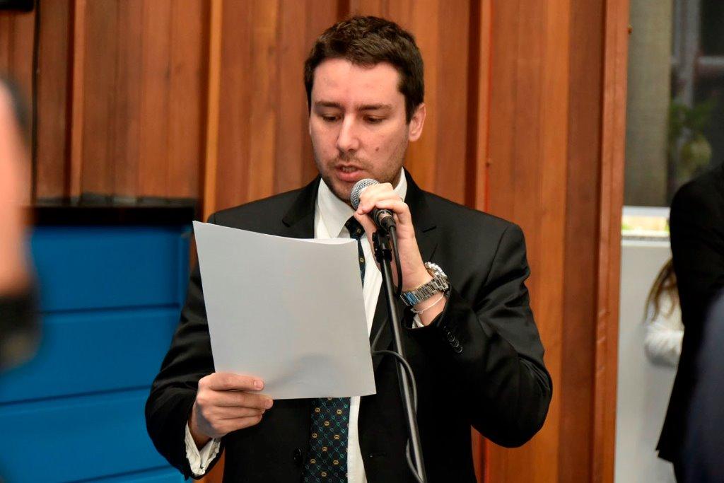 Projeto permite início de aulas em autoescolas um ano antes da idade mínima.