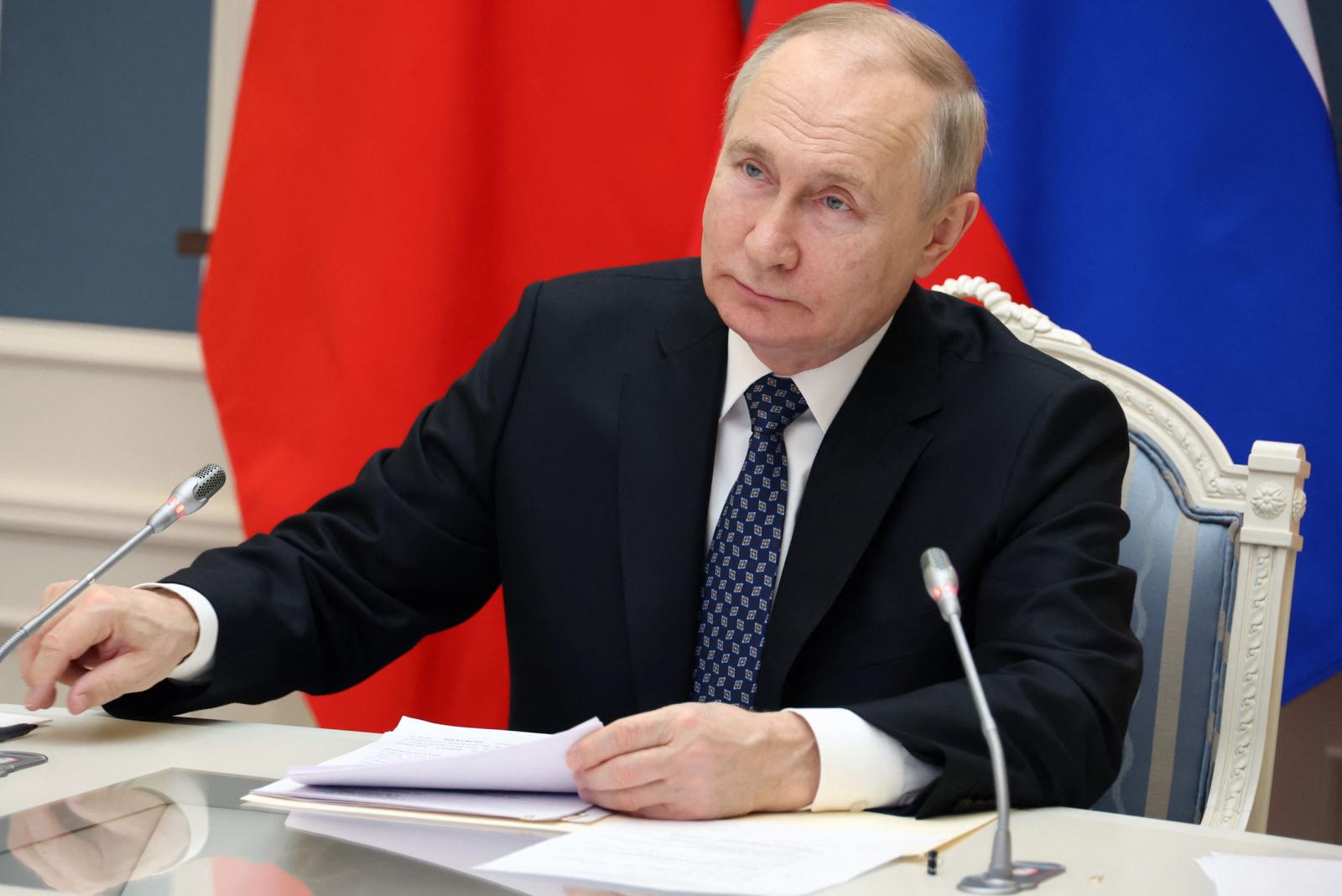 Sem Putin, Zelenski cancela ida a Istambul, mas diz que enviará delegação para conversas de paz.