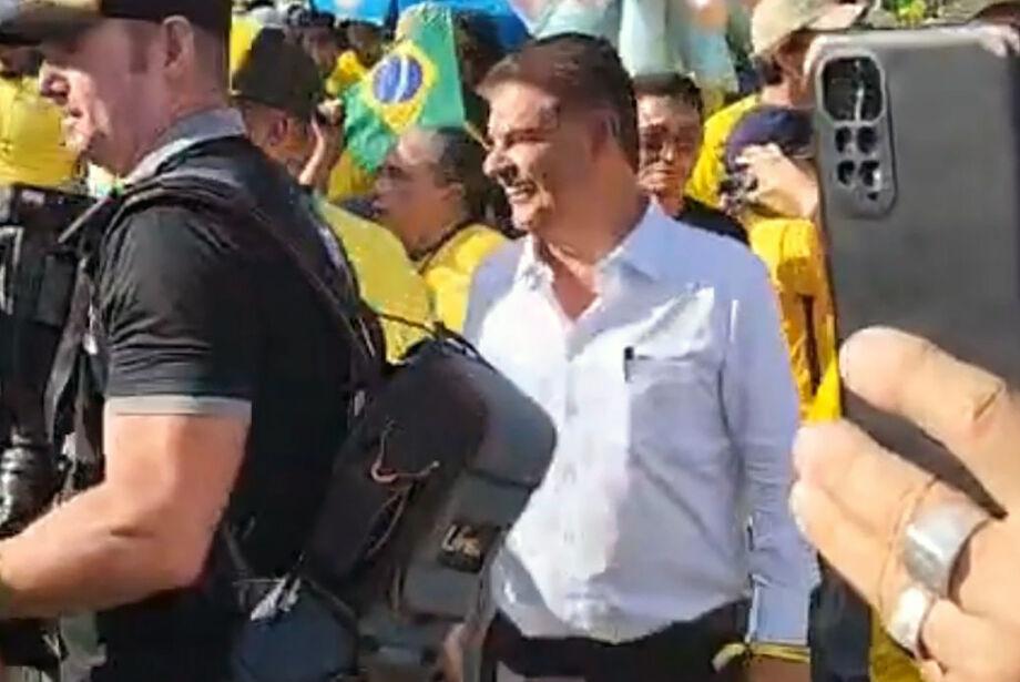 Senador Nelsinho Trad participa de ato pela anistia e se aproxima do ex-presidente Jair Messias Bolsonaro.