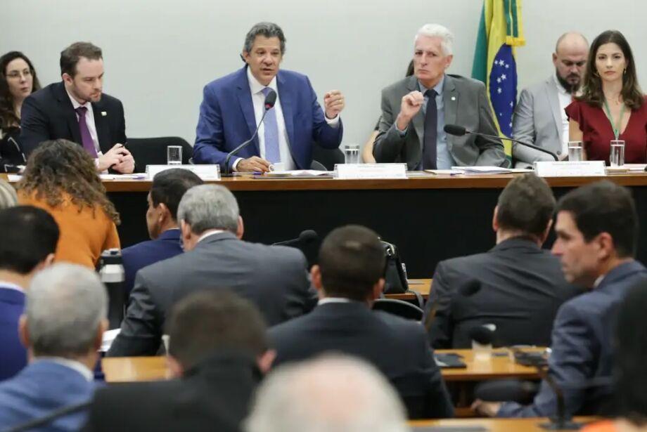 Audiência com Haddad é encerrada após bate-boca entre deputados.