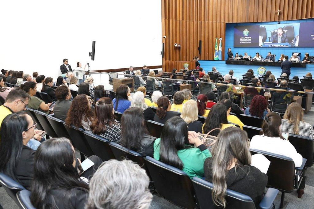 Com plenário lotado, seminário troca experiências no país na proteção dos idosos.
