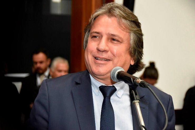 Em Brasília,  o Deputado Caravina diz que fica no PSDB se for mantido apoio à reeleição do Governador Eduardo Riedel.