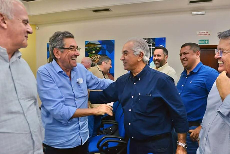 Em reunião com prefeitos, o ex governador Reinaldo Azambuja teria confirmado que vai assumir o partido liberal PL em Campo Grande.