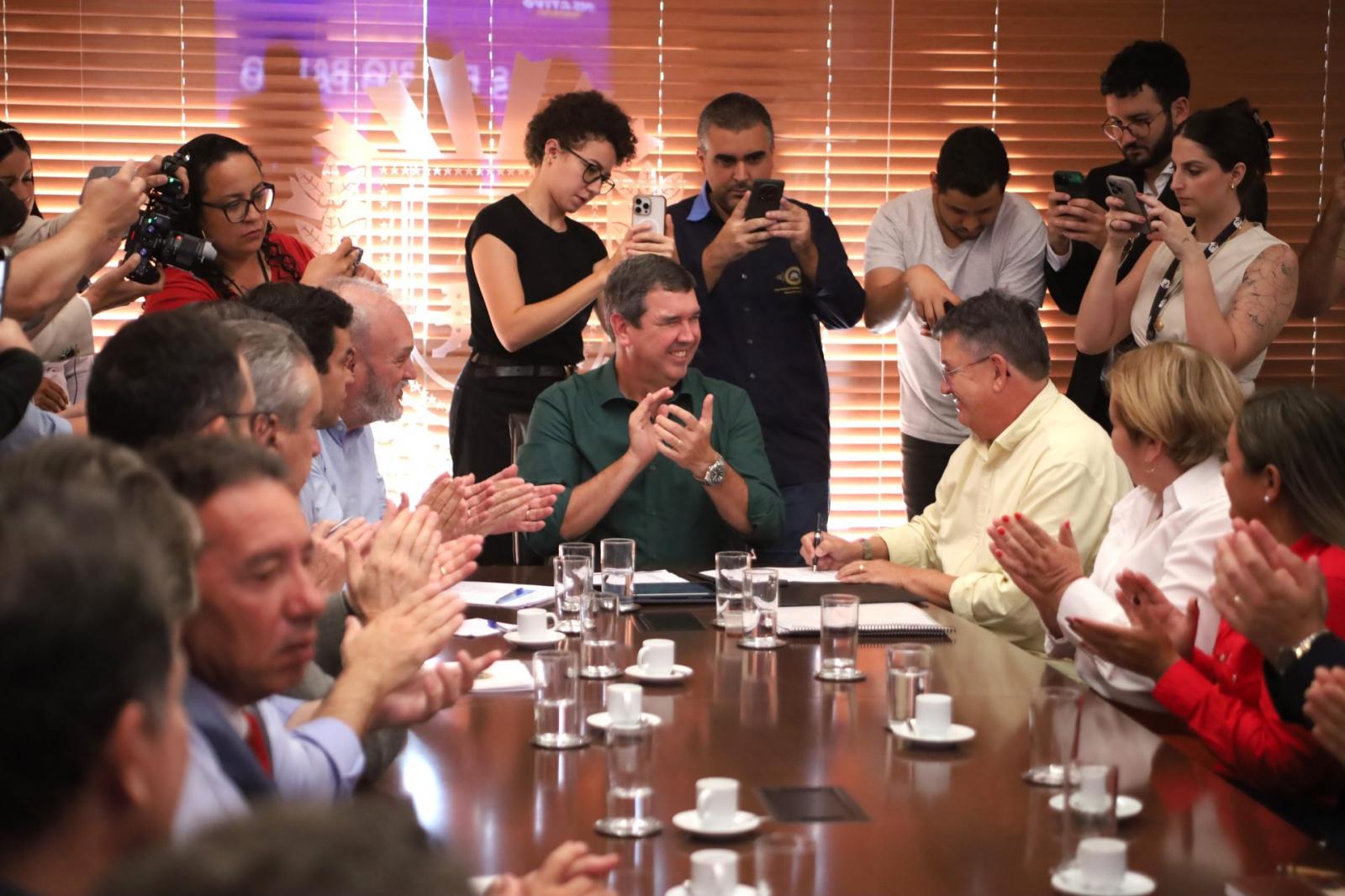 Governador Eduardo Riedel atua para repetir a aliança com os prefeitos e garantir a sua reeleição em 2026.