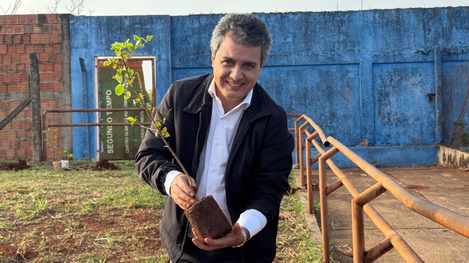 Landmark retorna ao Licurgo, escola onde foi professor, e planta árvores frutíferas com alunos da Vila Nasser.