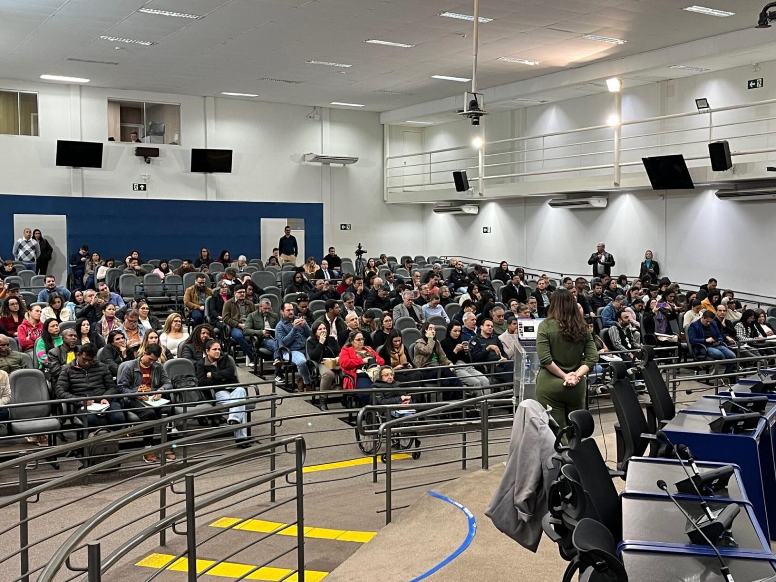 Na Câmara, representantes de entidades participam de curso gratuito para captação de recursos.