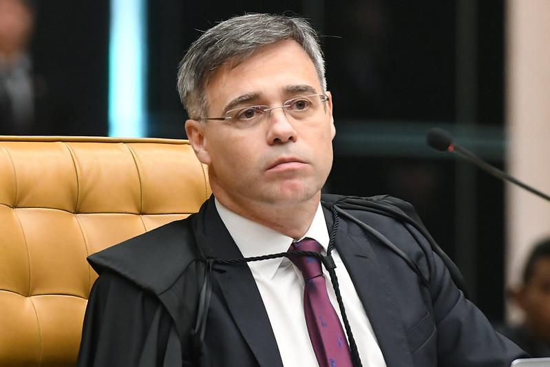 O Ministro do STF André Mendonça vota para livrar big techs de responder por conteúdos de usuários.
