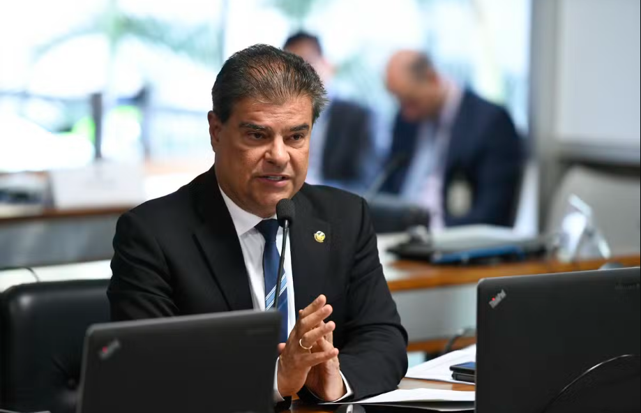 O Senador Nelsinho Trad deixa de votar e Senado aprova aumento do número de deputados.