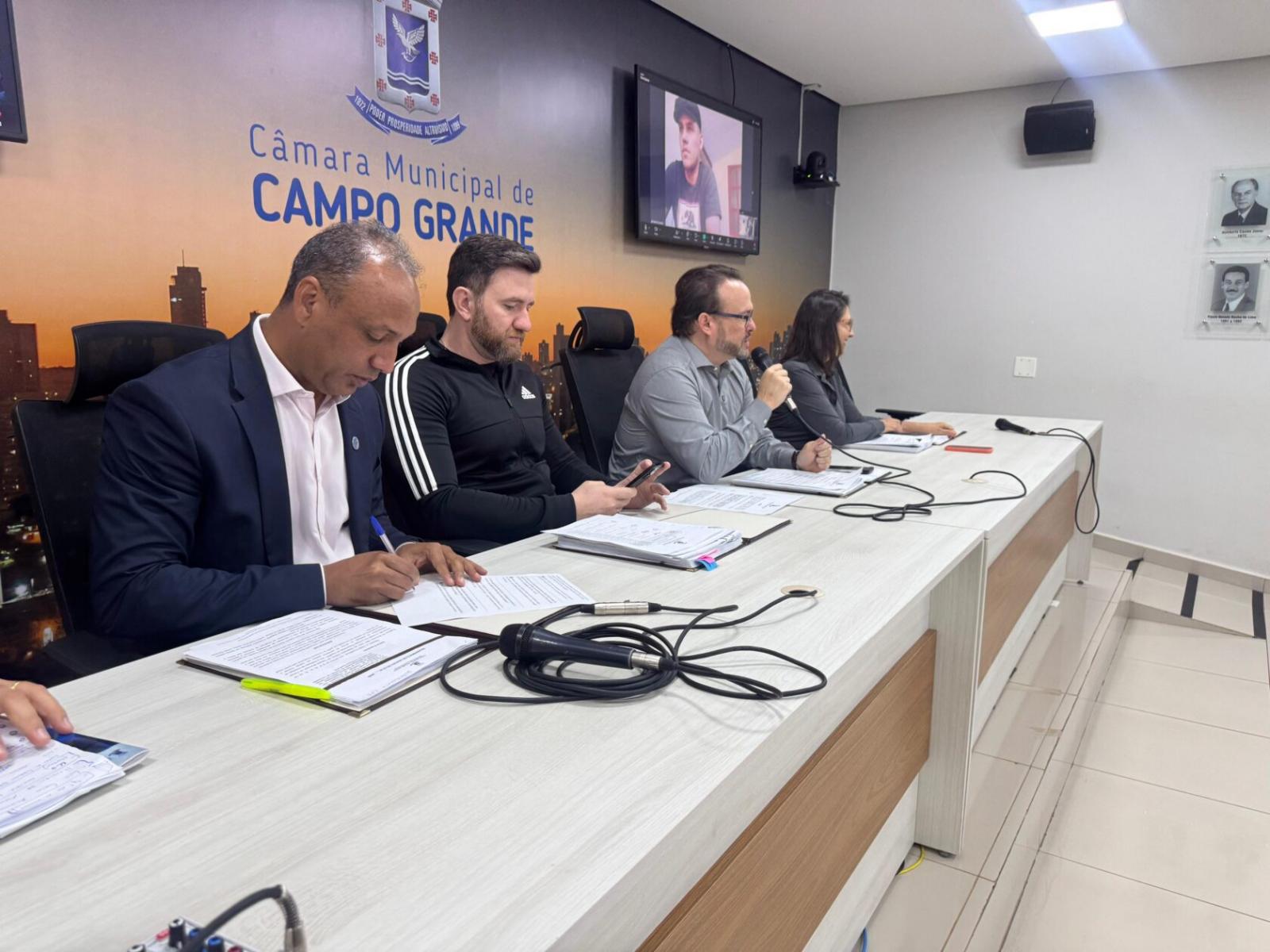 Relatos de ônibus quebrados e jornadas abusivas marcam CPI dos Transportes nesta quarta-feira.